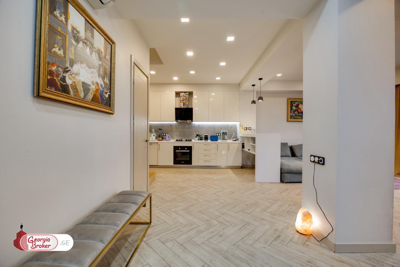 продается квартира с новым ремонтом 4-комнаты